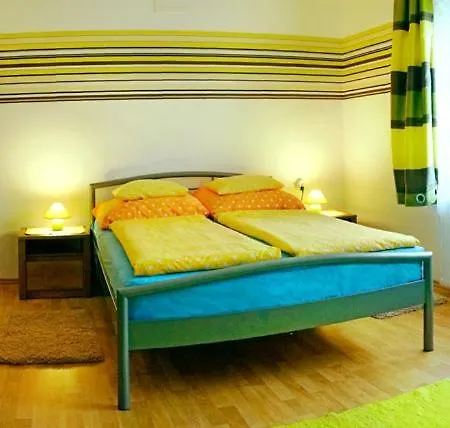 Eszterhaz Apartman Apartament *